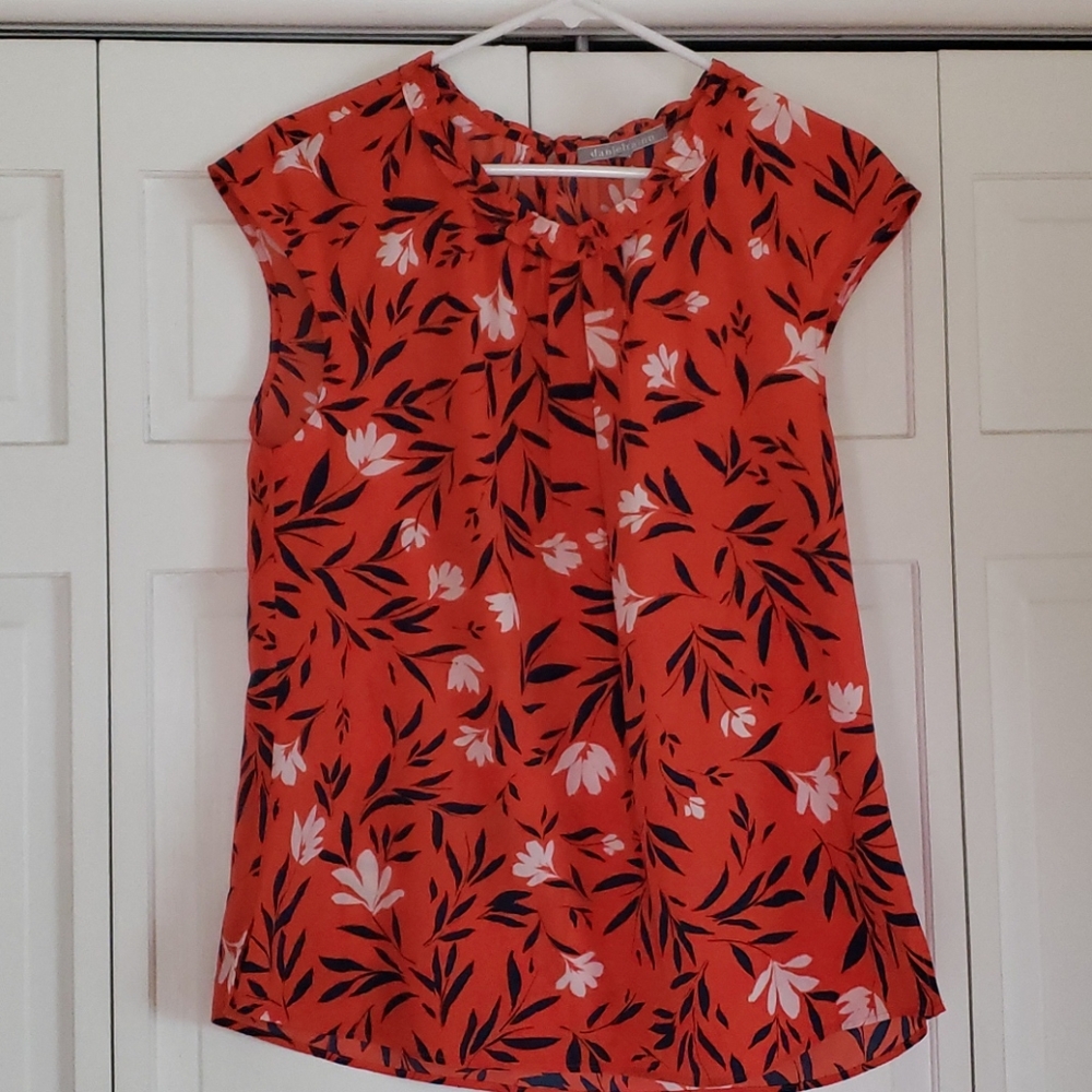Daniel Rainn top, Size L